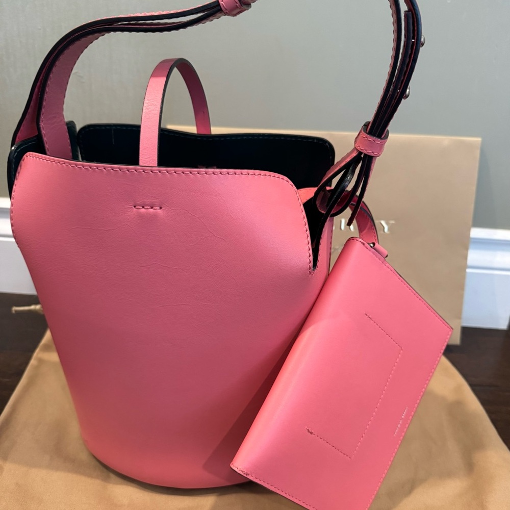 Burberry small leather bucket bag - Picture 5 of 16